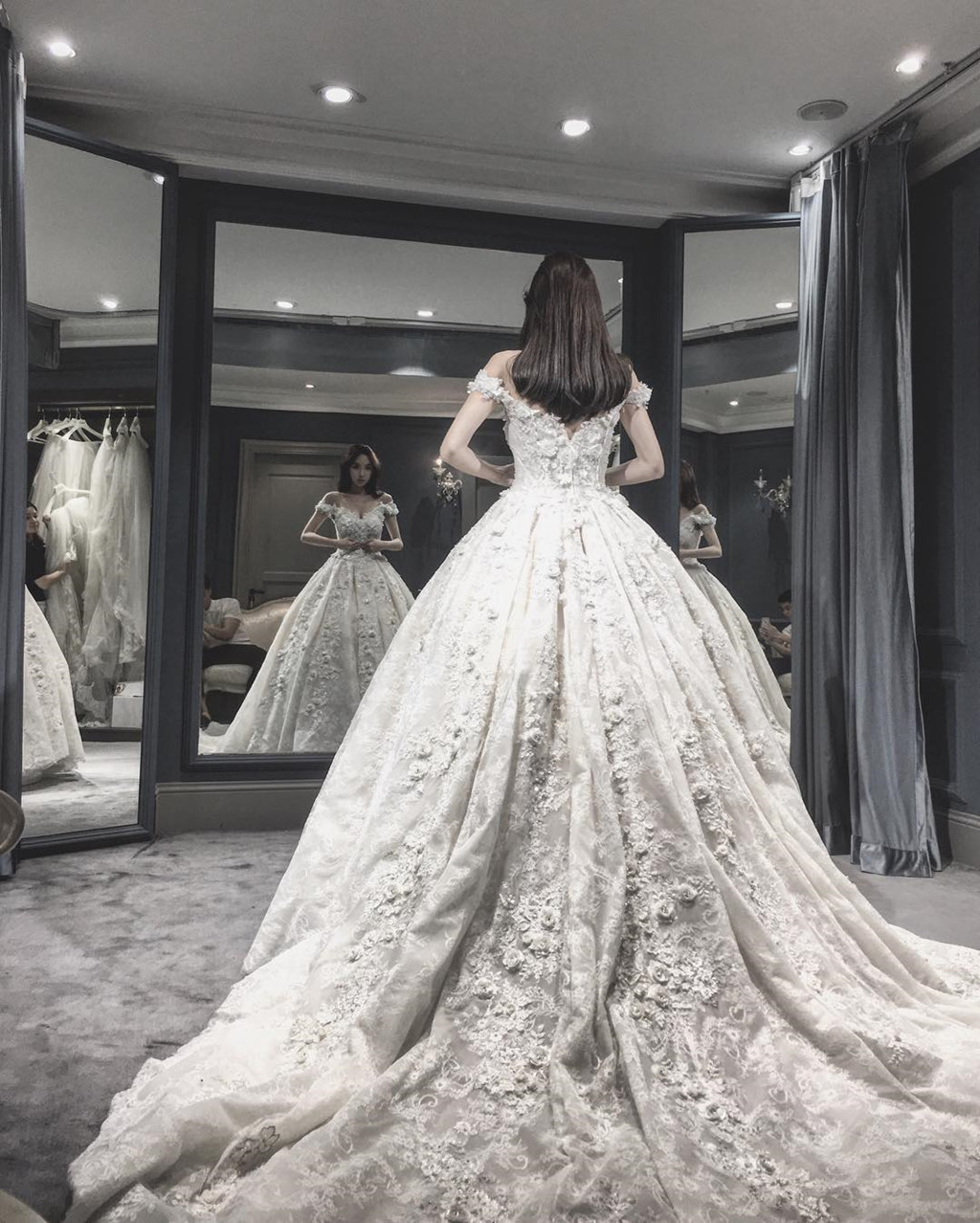 Cuộc sống giàu sang của bà mẹ một con xinh như hot girl