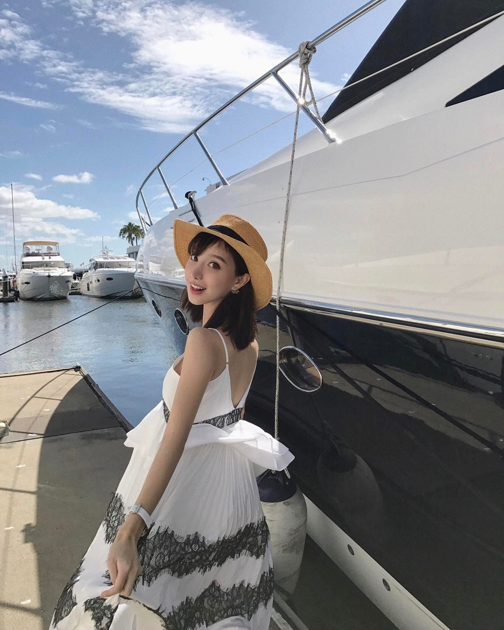 Cuộc sống giàu sang của bà mẹ một con xinh như hot girl