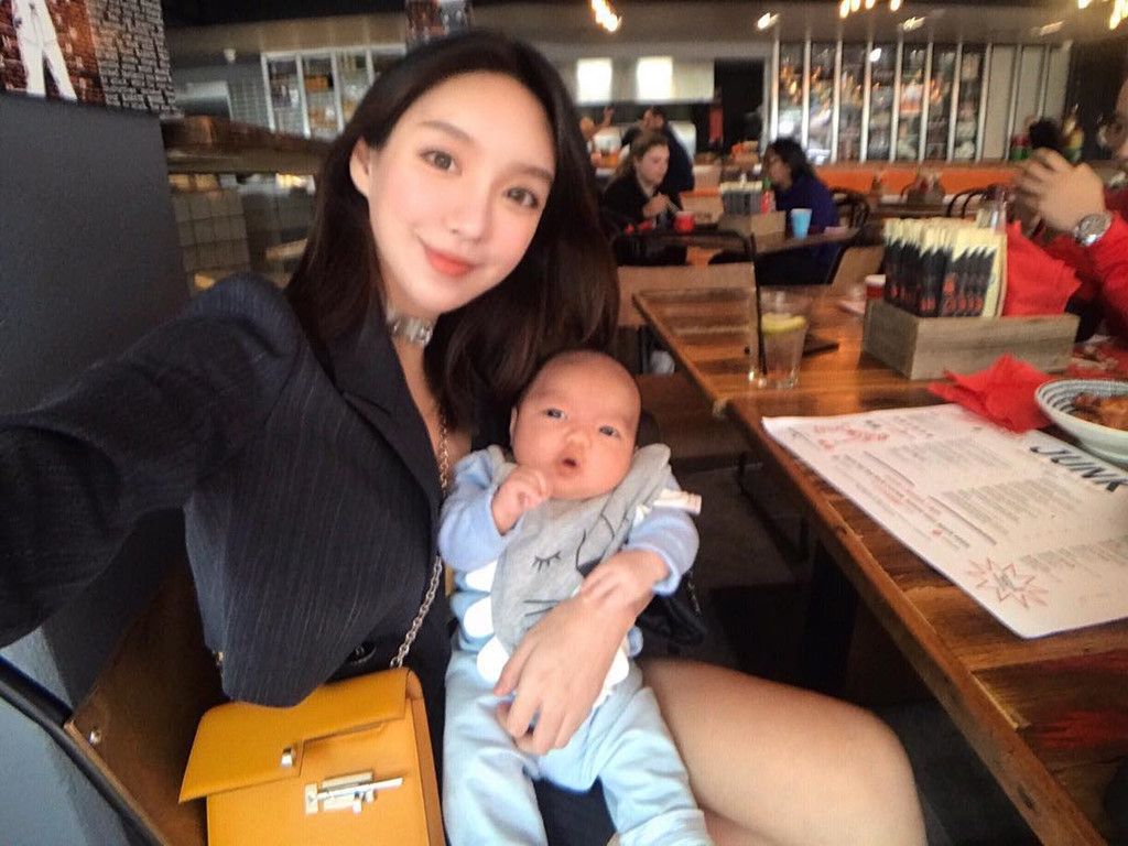 Cuộc sống giàu sang của bà mẹ một con xinh như hot girl