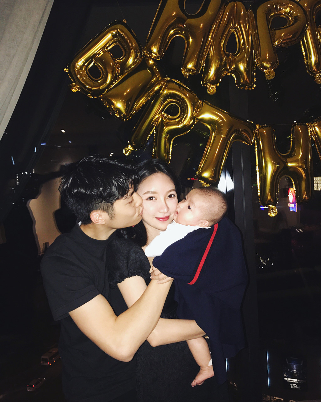 Cuộc sống giàu sang của bà mẹ một con xinh như hot girl