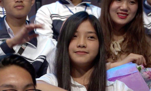 9X nổi bật trên hàng ghế cổ động viên Olympia vì xinh đẹp