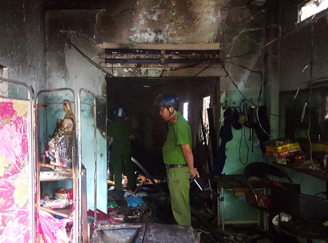 Cháy nhà giữa trưa cả khu phố hốt hoảng