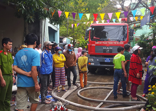 Cháy nhà giữa trưa cả khu phố hốt hoảng