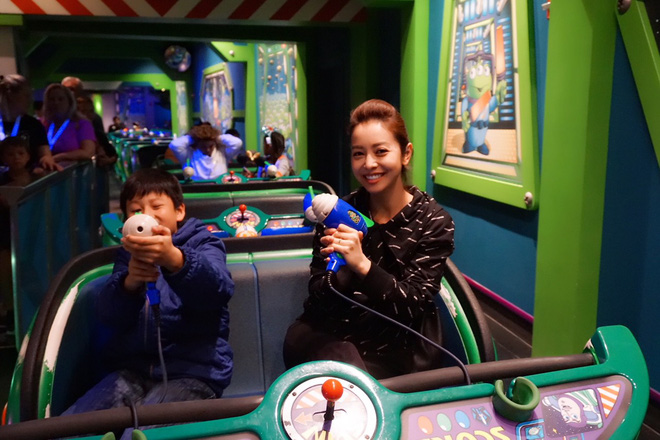 Con trai riêng của Jennifer Phạm quấn quýt bên Đức Hải trong chuyến du lịch gia đình