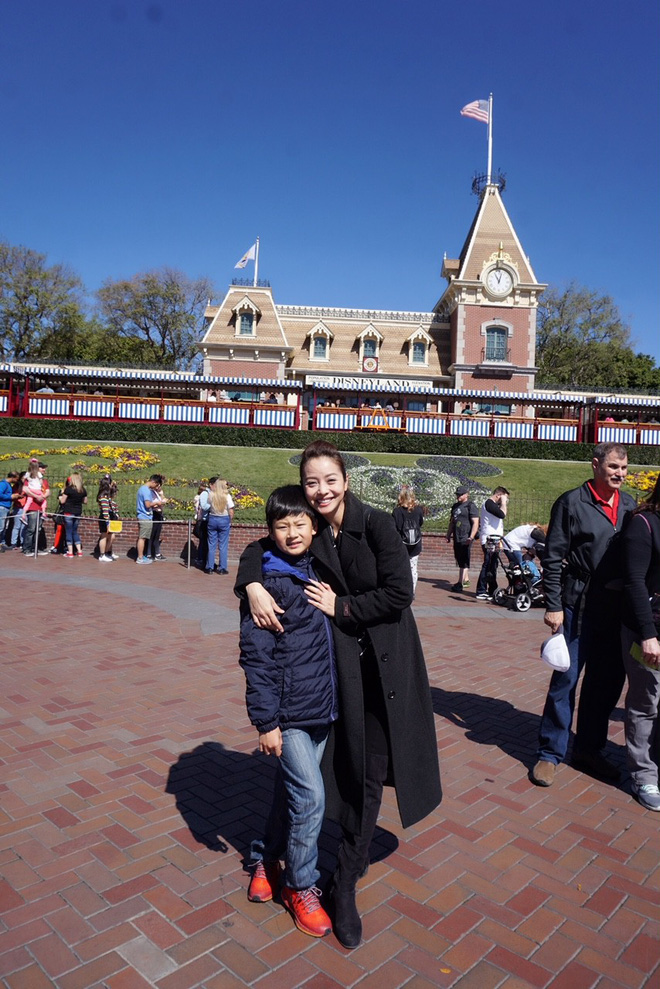 Con trai riêng của Jennifer Phạm quấn quýt bên Đức Hải trong chuyến du lịch gia đình