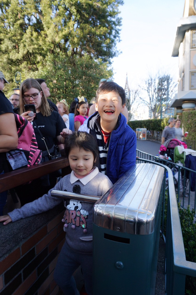 Con trai riêng của Jennifer Phạm quấn quýt bên Đức Hải trong chuyến du lịch gia đình