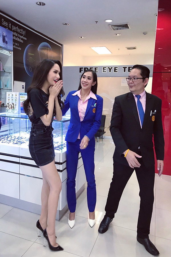 Nhiều người Thái Lan nhận ra Hoa hậu Chuyển giới Hương Giang khi cô đi mua sắm