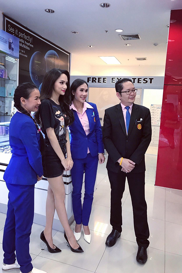 Nhiều người Thái Lan nhận ra Hoa hậu Chuyển giới Hương Giang khi cô đi mua sắm