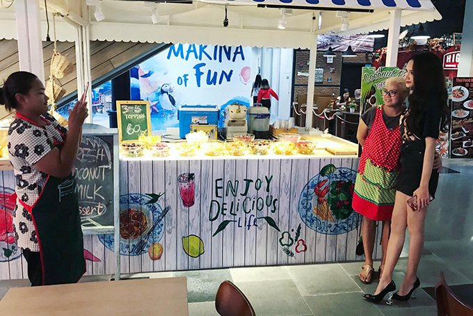 Nhiều người Thái Lan nhận ra Hoa hậu Chuyển giới Hương Giang khi cô đi mua sắm