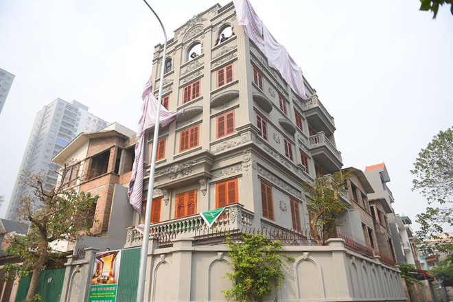 Đang phá dỡ phần sai phép biệt thự của cựu Cục trưởng Nguyễn Thanh Hóa Đang phá dỡ phần sai phép biệt thự của cựu Cục trưởng Nguyễn Thanh Hóa