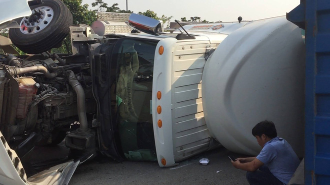 Ôm cua, xe container lật nhào suýt đè xe tải, tài xế thoát chết ở Sài Gòn