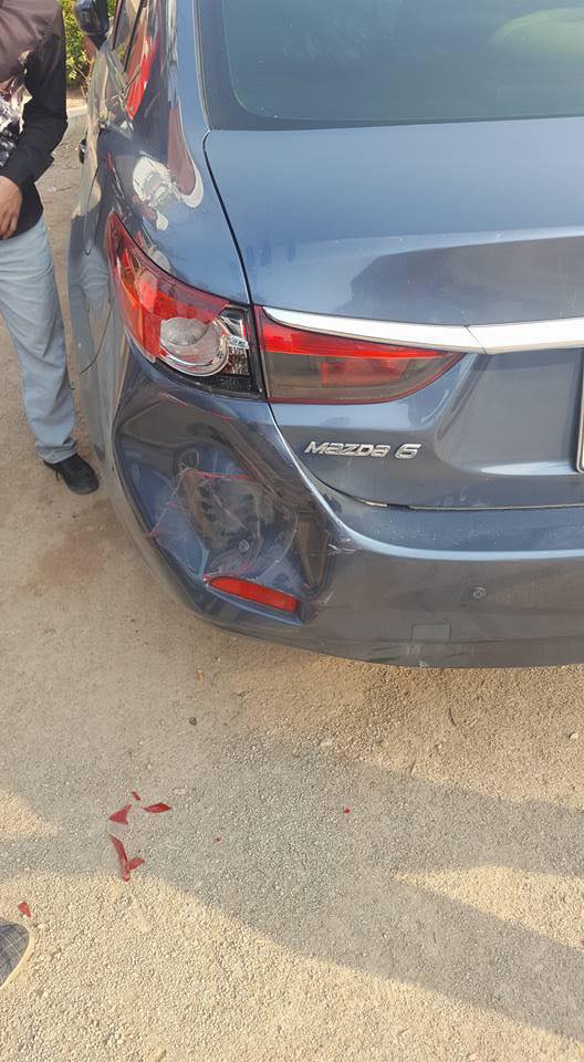 Lỡ đâm móp đuôi và vỡ đèn xe khác, bác tài để lại giấy nhắn văn minh dễ thương cho chủ xe bị nạn