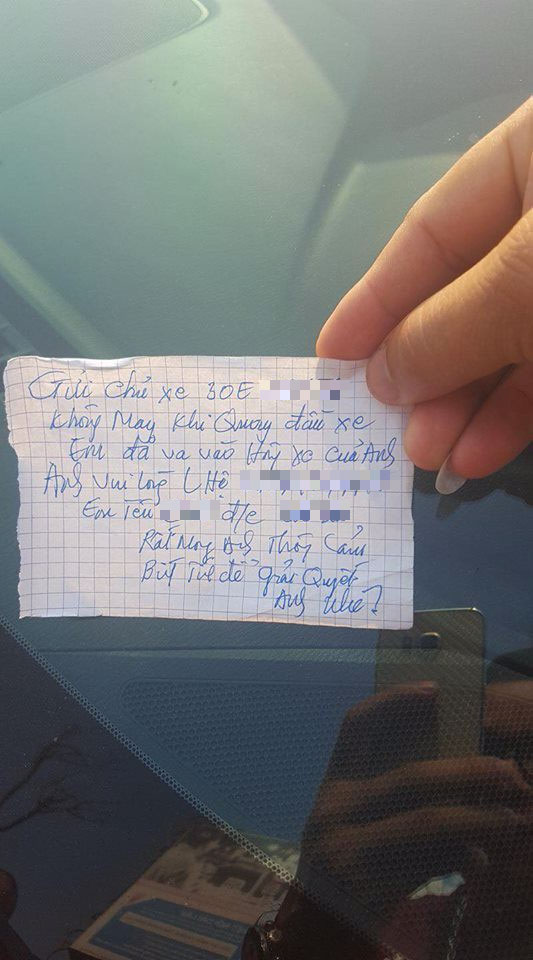 Lỡ đâm móp đuôi và vỡ đèn xe khác, bác tài để lại giấy nhắn văn minh dễ thương cho chủ xe bị nạn