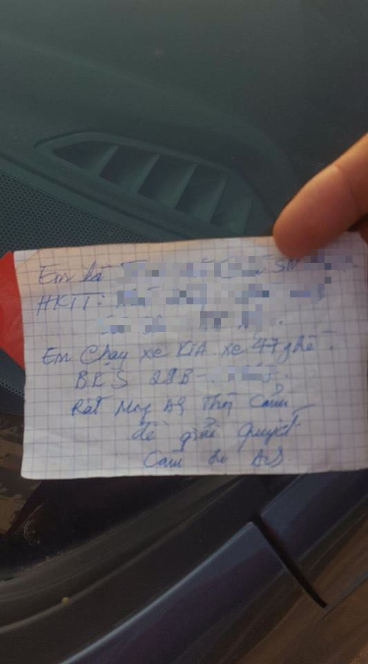 Lỡ đâm móp đuôi và vỡ đèn xe khác, bác tài để lại giấy nhắn văn minh dễ thương cho chủ xe bị nạn