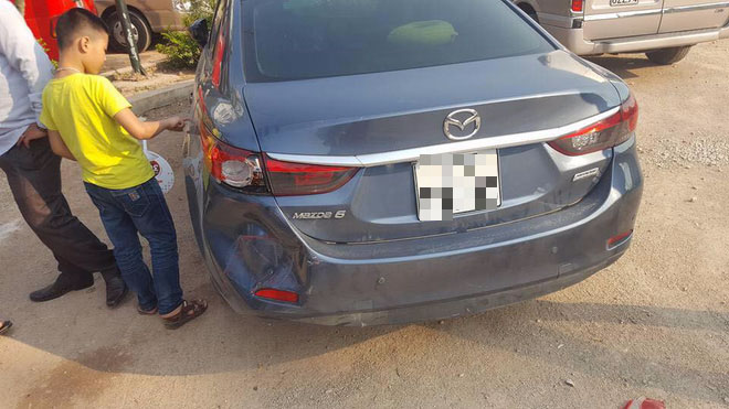 Lỡ đâm móp đuôi và vỡ đèn xe khác, bác tài để lại giấy nhắn văn minh dễ thương cho chủ xe bị nạn