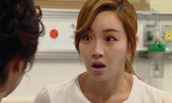 Ngã ngửa với sự thật đằng sau việc nhà chồng quyết không làm giấy khai sinh cho cháu nội