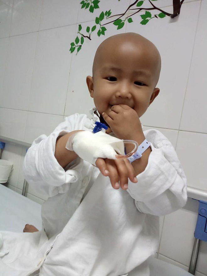 Xót xa bé gái 4 tuổi mang trong mình căn bệnh ung thư buồng trứng quái ác