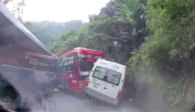 Sa Pa: Xe khách 45 chỗ đâm trực diện xe du lịch 16 chỗ trên đèo