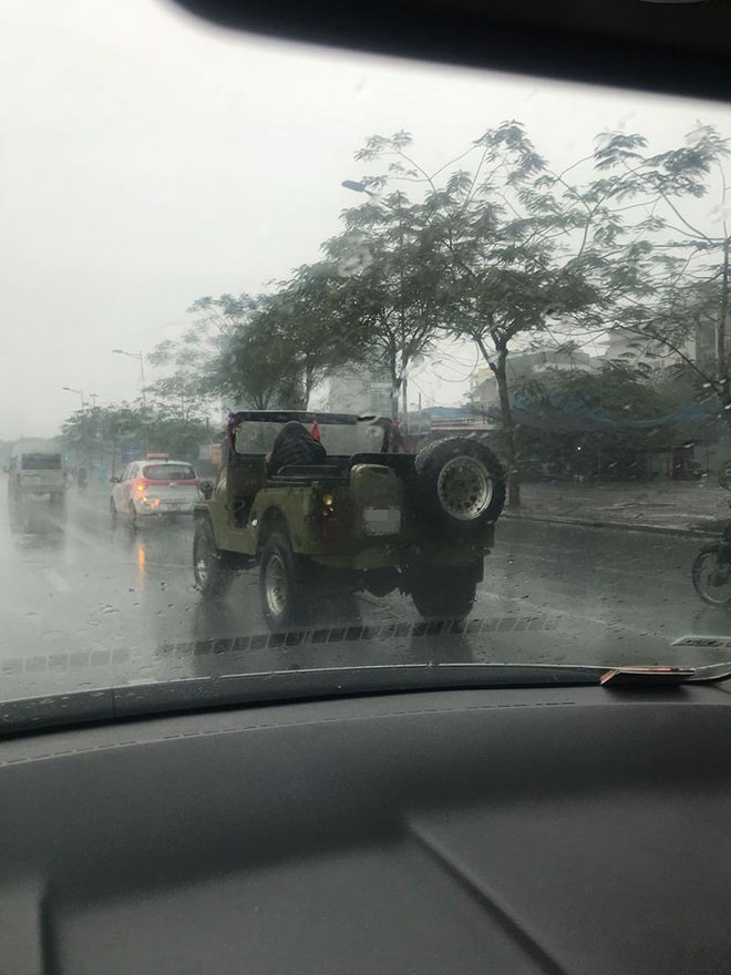 Nỗi khổ của tài xế đi xe ô tô mui trần mà lại quên xem dự báo thời tiết