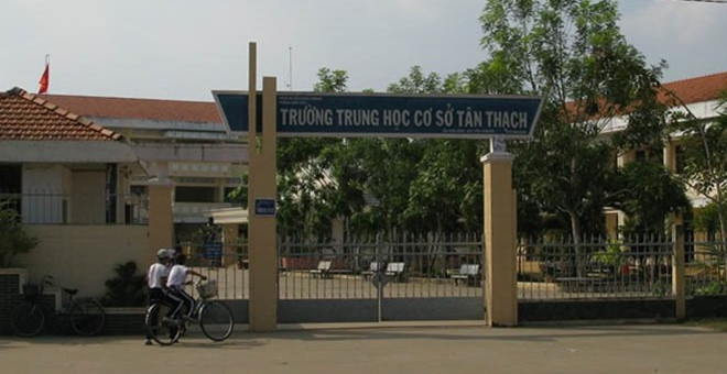 Đình chỉ học tập một năm nam sinh bóp cổ cô giáo trong lớp