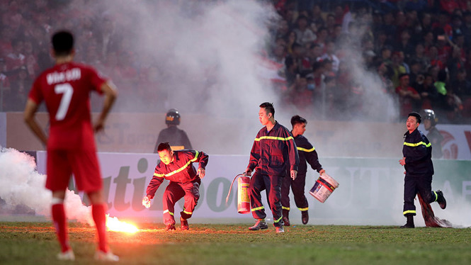 Sân Hàng Đẫy bị phạt nặng vì pháo sáng