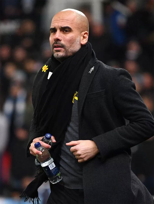 Lý do HLV Guardiola bị phạt nặng vì đeo vật lạ màu vàng trên áo