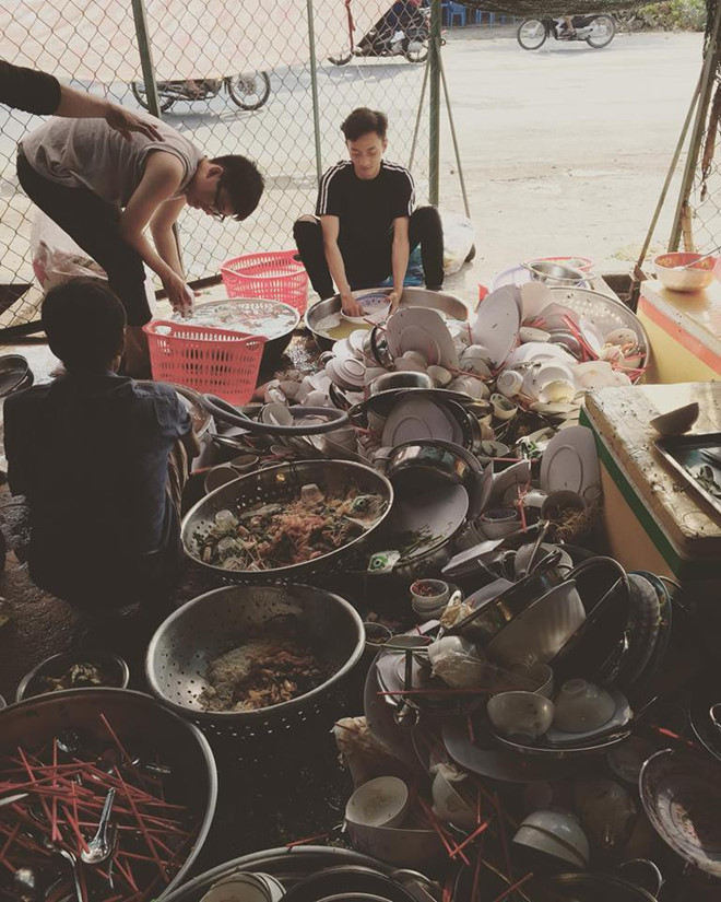 Chàng trai rửa 10 mâm bát trong lần đầu ra mắt nhà bạn gái