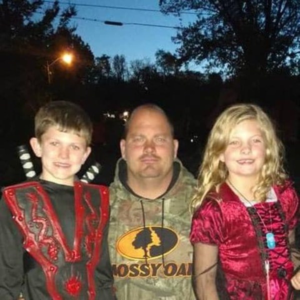 Phạt con chạy bộ đi học dưới mưa, người cha gây sóng mạng