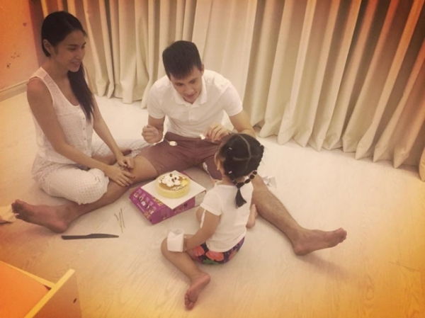 Công Vinh - Thủy Tiên: Tôi kể bạn nghe câu chuyện họ dùng yêu thương đi qua giông bão