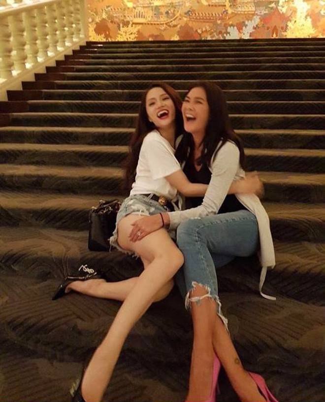 Sau bao lần chị em thân thiết trên mạng xã hội, cuối cùng Hương Giang idol và chị đại Lukkade cũng hội ngộ Sau bao lần chị em thân thiết trên mạng xã hội, cuối cùng Hương Giang idol và chị đại Lukkade cũng hội ngộ