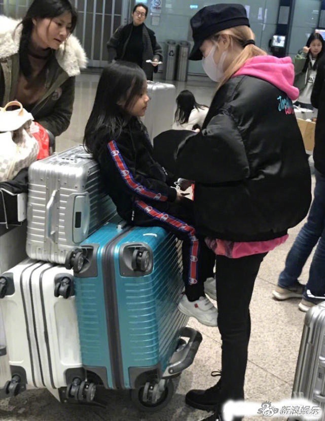 Lý Tiểu Lộ đưa con gái sang Nhật nghỉ dưỡng, không thấy bóng dáng Giả Nãi Lượng đâu