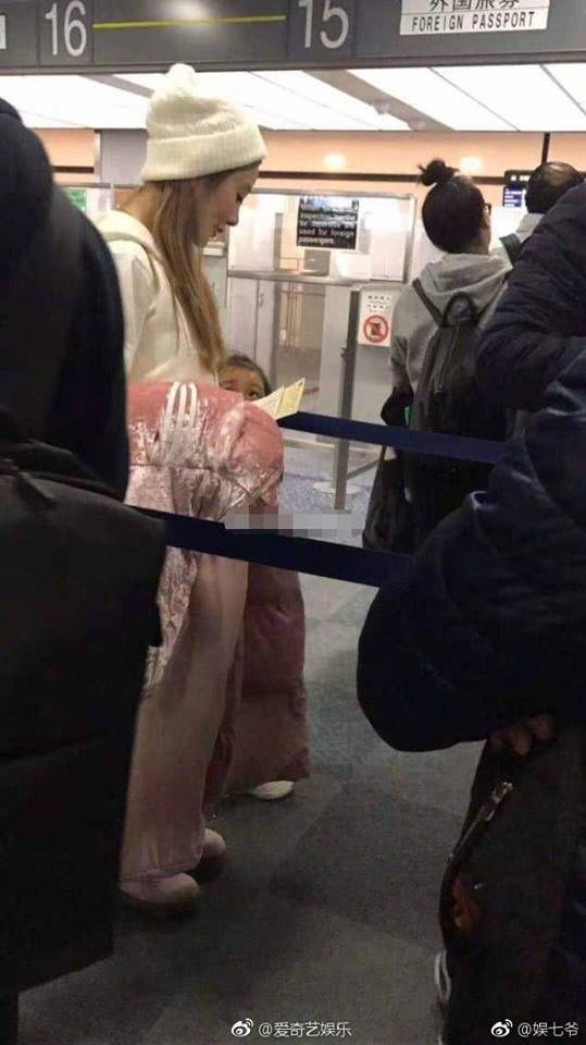 Lý Tiểu Lộ đưa con gái sang Nhật nghỉ dưỡng, không thấy bóng dáng Giả Nãi Lượng đâu