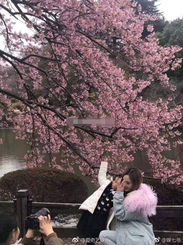 Lý Tiểu Lộ đưa con gái sang Nhật nghỉ dưỡng, không thấy bóng dáng Giả Nãi Lượng đâu