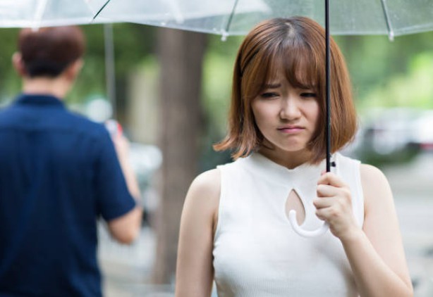 Nếu gặp cảnh người yêu cũ đi lấy vợ, còn trịnh trọng mời đến trang điểm cho cô dâu như cô gái này, bạn sẽ làm gì?