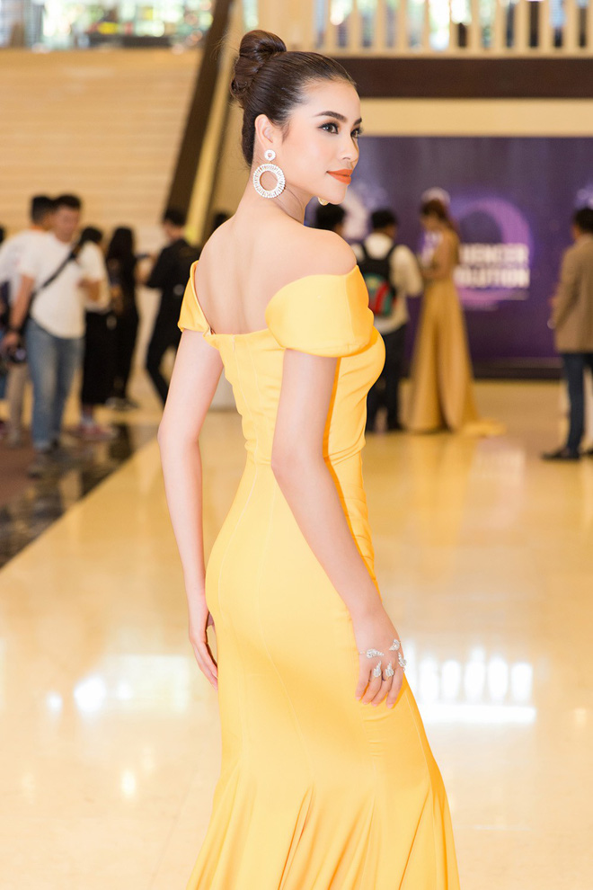 Hoa hậu Phạm Hương diện đầm vàng rực rỡ, khoe trọn vẻ đẹp kiêu sa