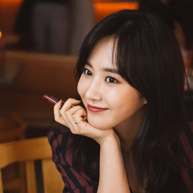 Lại thêm 5 thỏi son hot nhất khiến loạt sao Hàn mê mẩn thời gian gần đây Lại thêm 5 thỏi son hot nhất khiến loạt sao Hàn mê mẩn thời gian gần đây