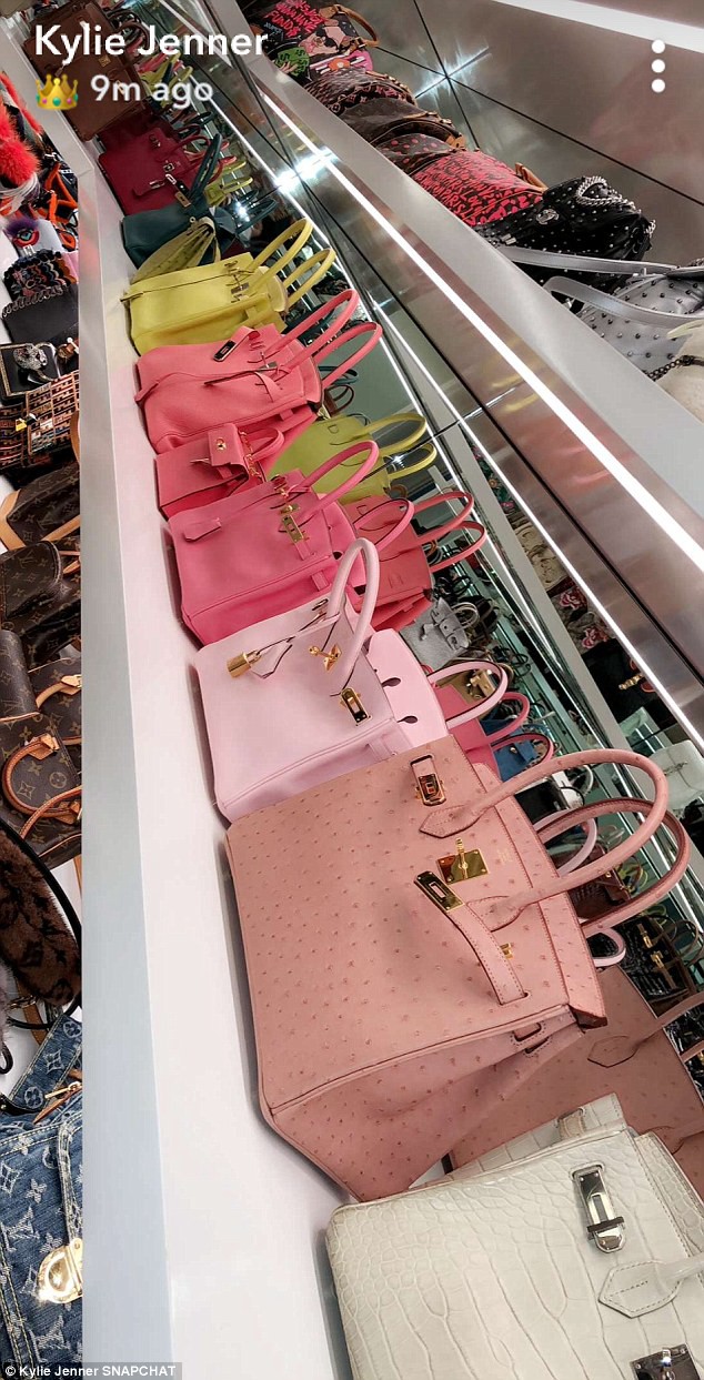 Đẳng cấp giàu có của Kylie Jenner ở tuổi 20: Chỉ bộ sưu tập túi xách đã có giá tới 22 tỷ đồng! Đẳng cấp giàu có của Kylie Jenner ở tuổi 20: Chỉ bộ sưu tập túi xách đã có giá tới 22 tỷ đồng!