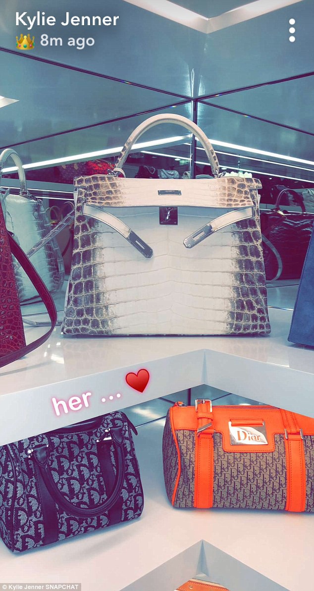 Đẳng cấp giàu có của Kylie Jenner ở tuổi 20: Chỉ bộ sưu tập túi xách đã có giá tới 22 tỷ đồng!