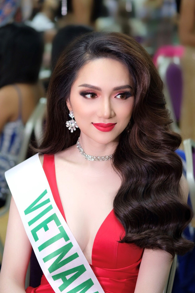 Lên ngôi hoa hậu, Hương Giang có thể thay thế được tượng đài chuyển giới này? Lên ngôi hoa hậu, Hương Giang có thể thay thế được tượng đài chuyển giới này?
