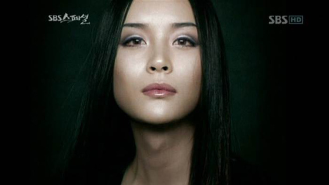 Lên ngôi hoa hậu, Hương Giang có thể thay thế được tượng đài chuyển giới này?