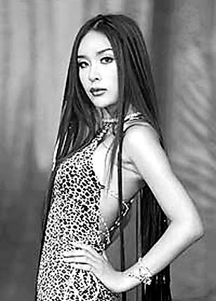 Lên ngôi hoa hậu, Hương Giang có thể thay thế được tượng đài chuyển giới này?