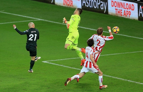 David Silva lập cú đúp, Man City cách chức vô địch hai trận thắng