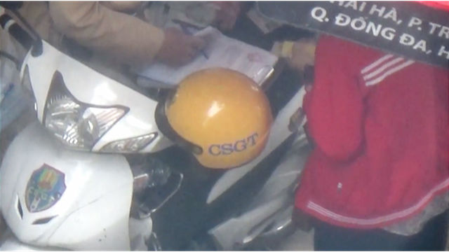 Tạm đình chỉ cán bộ, CSGT liên quan clip mãi lộ