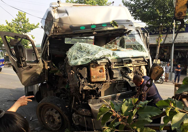 Ôtô đầu kéo container đâm gãy trụ điện rồi tông vào nhà dân