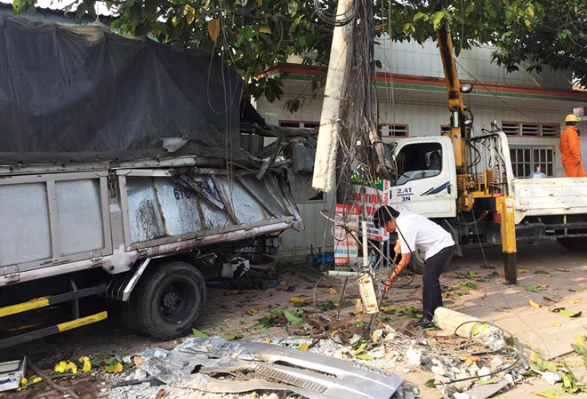 Ôtô đầu kéo container đâm gãy trụ điện rồi tông vào nhà dân