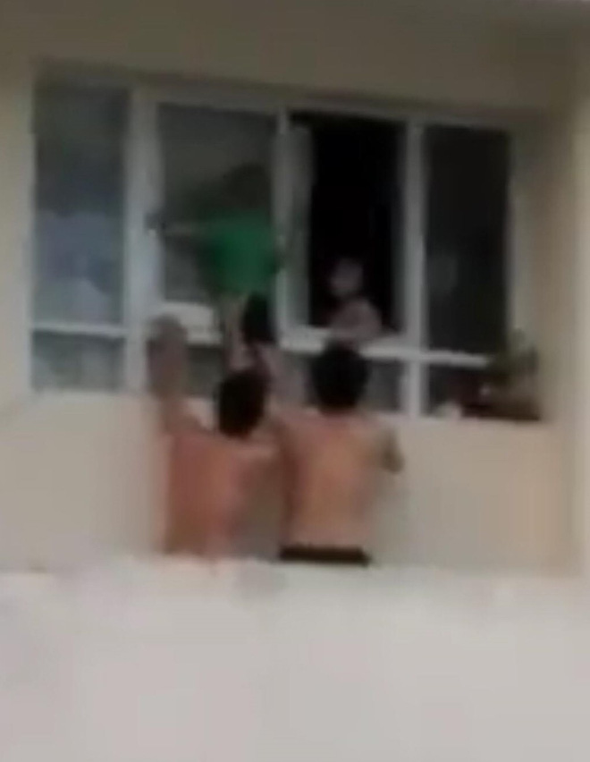 Bé trai 3 tuổi một mình leo ra cửa sổ tầng 11 chung cư, người dân hốt hoảng đập cửa mẹ mới chạy ra bế vào