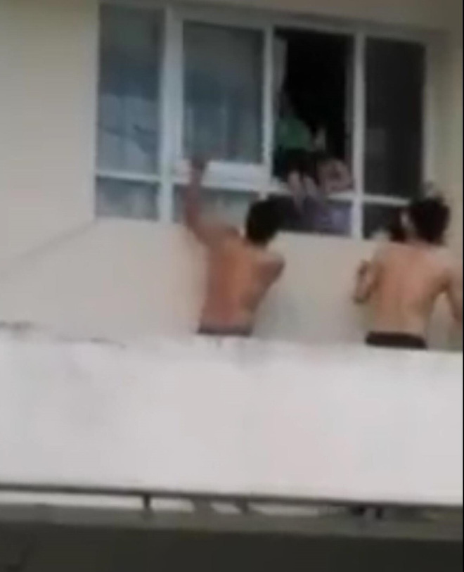 Bé trai 3 tuổi một mình leo ra cửa sổ tầng 11 chung cư, người dân hốt hoảng đập cửa mẹ mới chạy ra bế vào