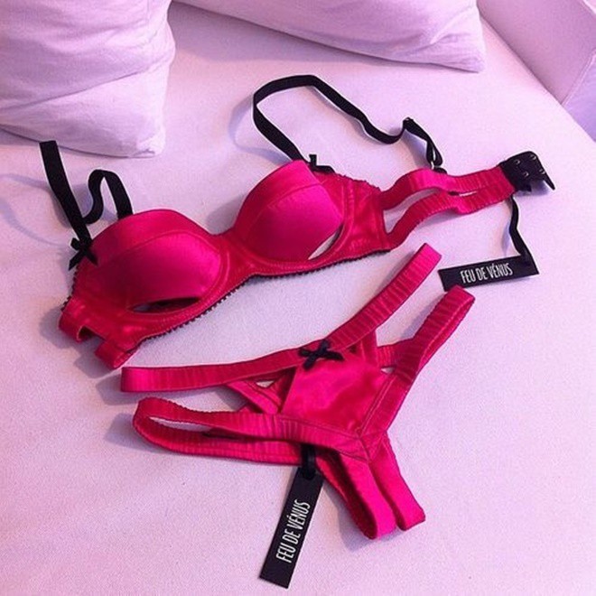 Cười ra nước mắt với những ông chồng chẳng biết gì về điện nhưng rất hăm hở đi mua đồ lót tặng vợ yêu