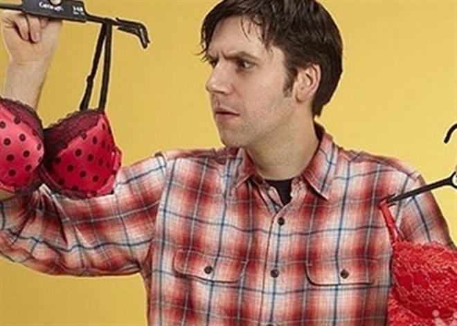 Cười ra nước mắt với những ông chồng chẳng biết gì về điện nhưng rất hăm hở đi mua đồ lót tặng vợ yêu