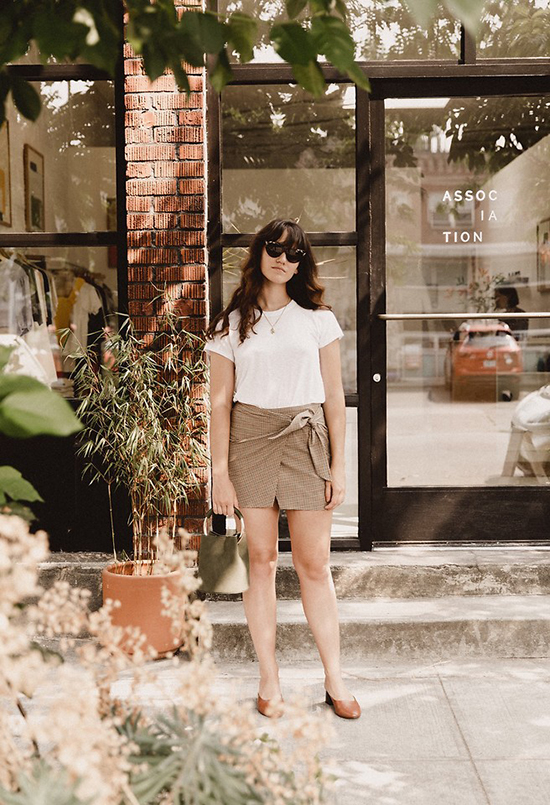 Phối trang phục đẹp cùng kiểu áo thun đơn giản